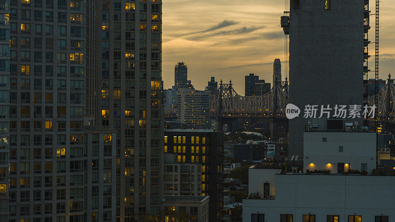 长岛市(Long Island City)的公寓，远处有昆斯伯勒大桥(Queensboro Bridge)，夜晚灯火通明。